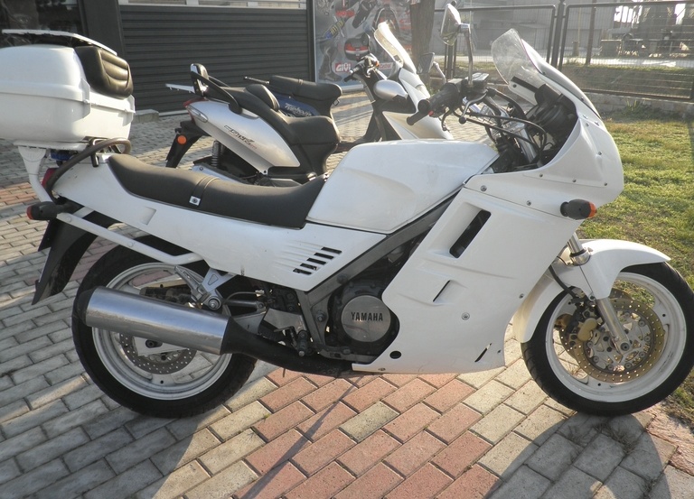 Yamaha FZ 750