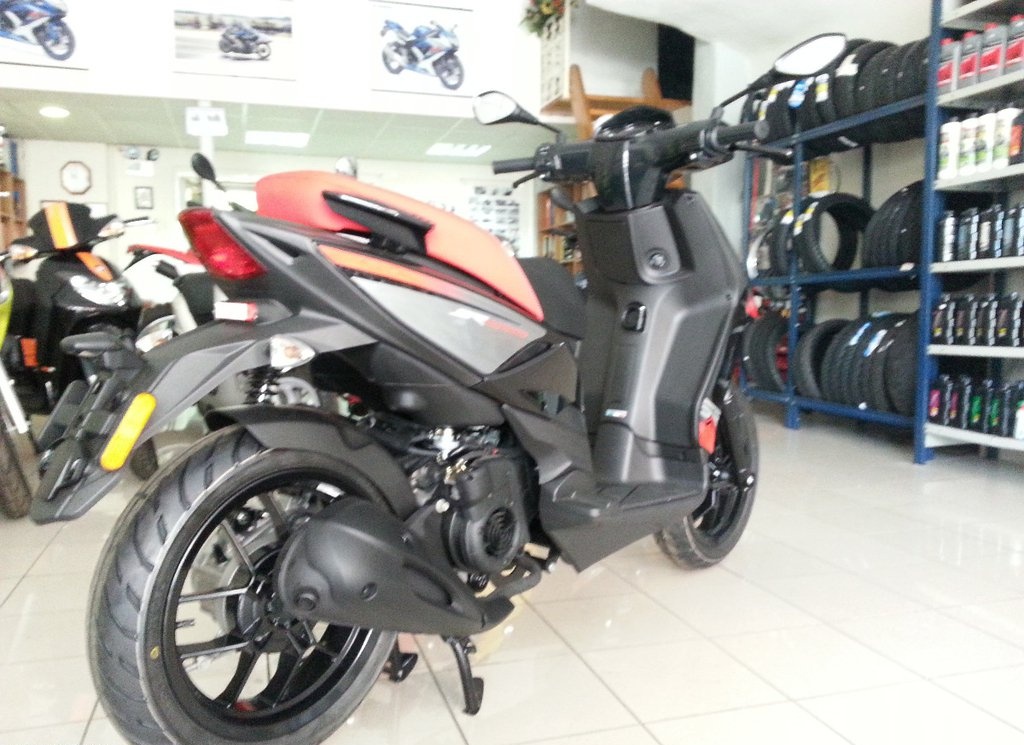 Aprilia SR MOTARD 125