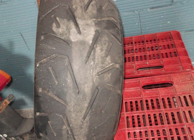 240/40R18 AVON AV72 .ΧΑΜΗΛΕΣ ΤΗΜΕΣ ΕΥΚΕΡΙΑ  ΠΡΟΛΑΒΕΤΕ  ΔΩΡΕΑΝ ΑΠΟΣΤΟΛΗ ΣΕ ΟΛΗ ΤΗΝ ΕΛΛΑΔΑ 