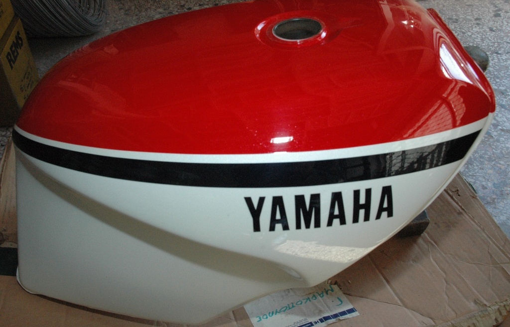 YAMAHA RD500 ΤΕΠΟΖΙΤΑ ΦΥΛΑΓΜΕΝΟ ΣΤΗ ΚΟΥΤΑ  ΕΙΝΑΙ ΓΝΗΣΙΟ ΚΑΙΝΟΥΡΙΟ   ΔΗΤΕ ΦΩΤΟ ΑΠΟΣΤΟΛΗ ΣΕ ΟΛΗ ΤΗΝ ΕΛΛΑΔΑ