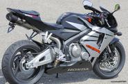 Honda CBR600RR 2003/2006  Μαρσπιέ οδηγού L+R και συνεπιβάτη και ποδόφρενο  σε άριστη κατάσταση!!!