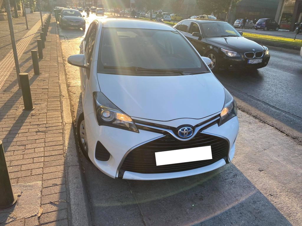 Toyota Yaris HYBRID XP13M '16