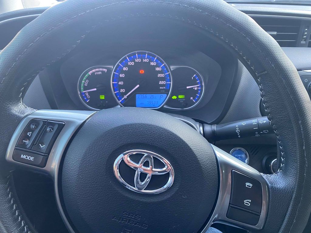 Toyota Yaris HYBRID …