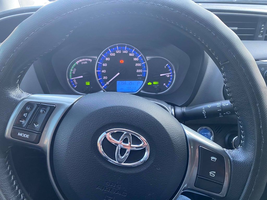 Toyota Yaris HYBRID XP13M '16