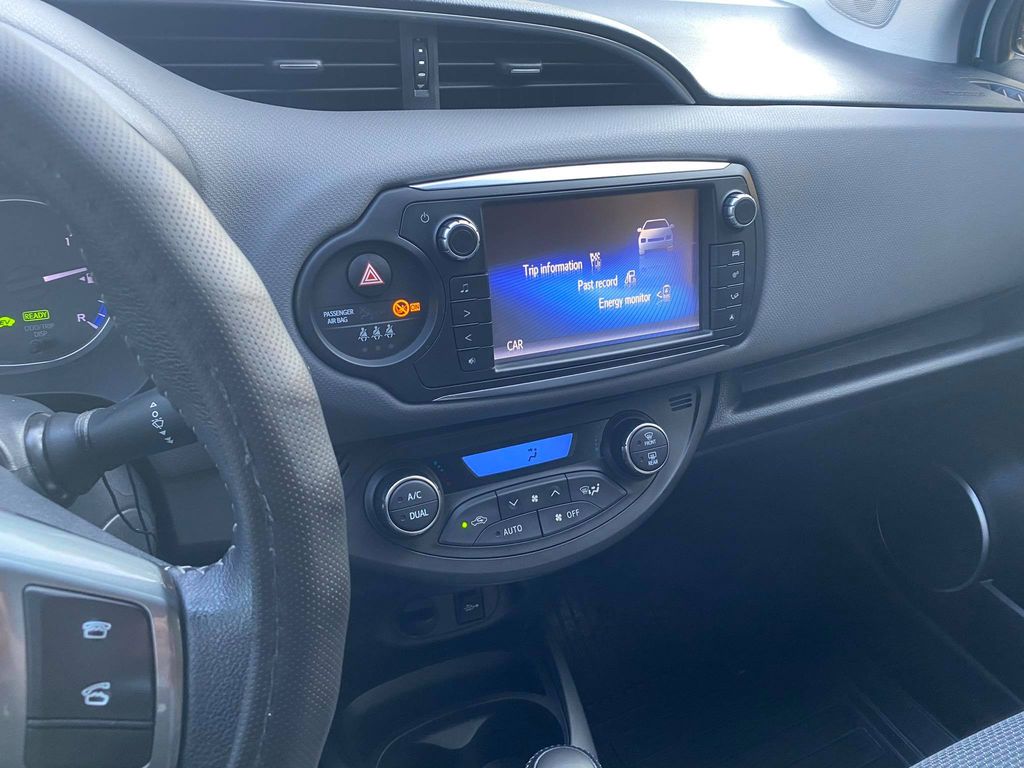 Toyota Yaris HYBRID XP13M '16