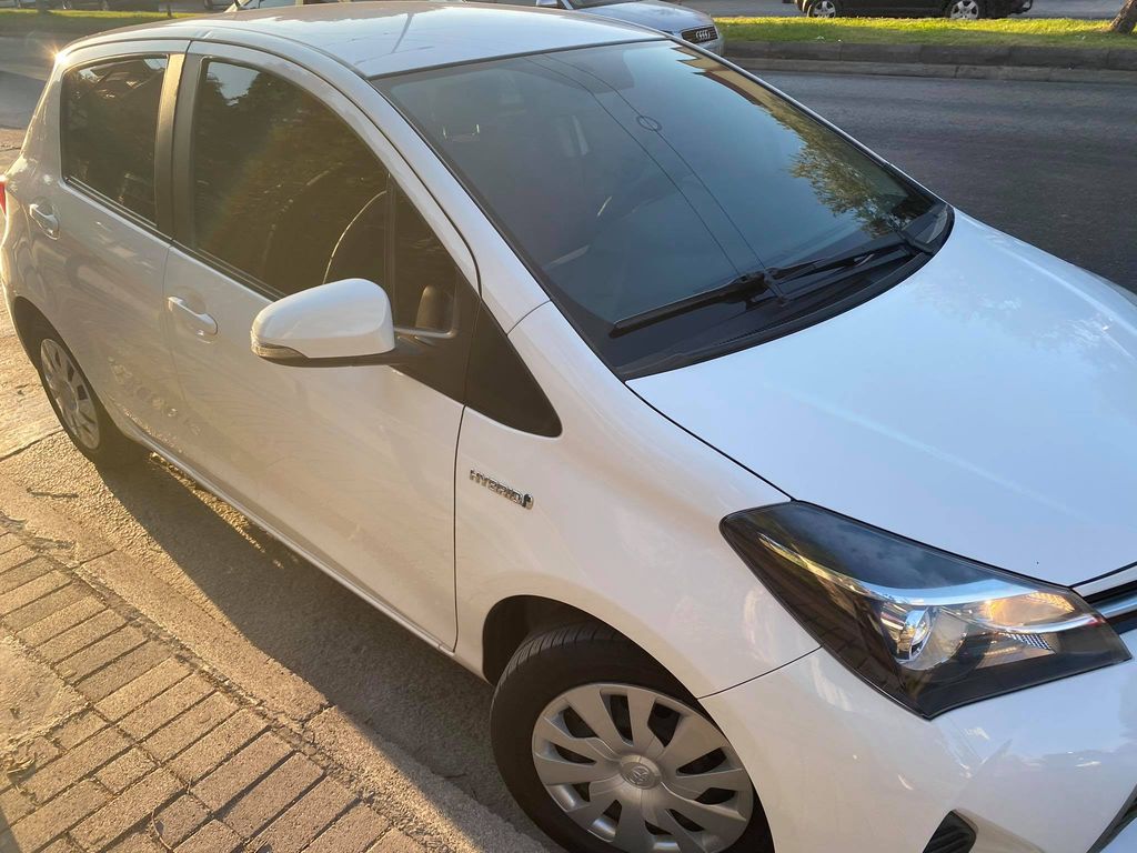 Toyota Yaris HYBRID XP13M '16