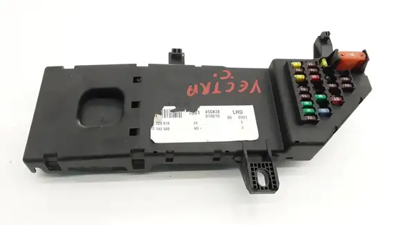Ασφαλειοθήκη OPEL VECTRA Sedan / 4dr 2002 - 2005 ( C ) 1.6 (F69)  ( Z 16 XEP  ) (105 hp ) Βενζίνη #13193588