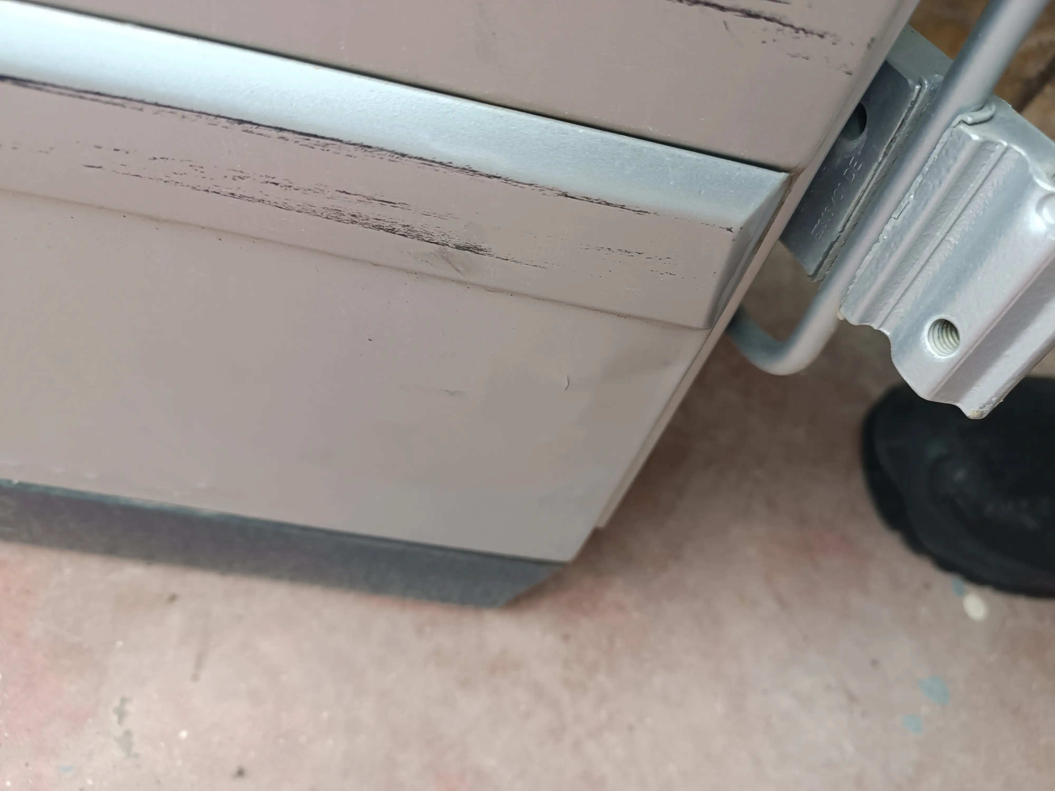 ΠΙΣΩ ΔΕΞΙΑ ΠΟΡΤΑ …