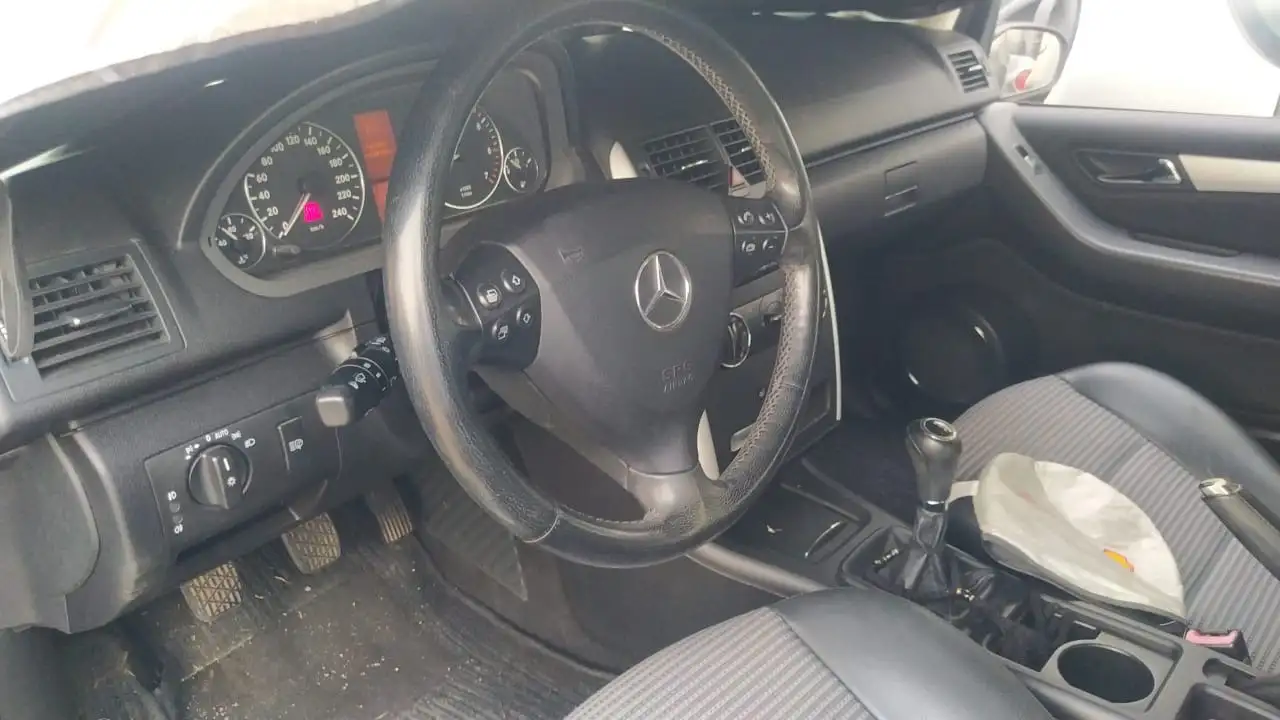 Mercedes-Benz A200 AVANTGARDE …