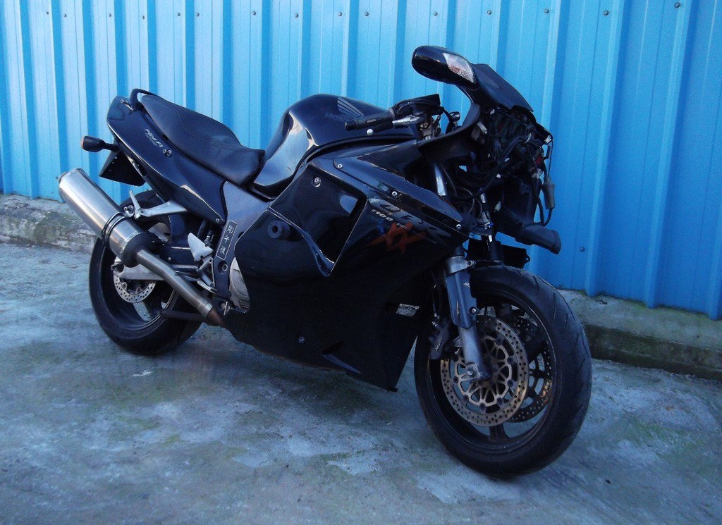 Honda CBR 1100xx Blackbird Modelo 2001!!!! Πωλείται κομμάτι-κομμάτι για ανταλλακτικά!!! 