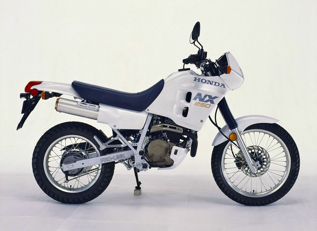 Honda NX250 Dominator- AX-1  Τάπα ντεπόζιτου πλήρες με το κλειδί σε άριστη κατάσταση!!