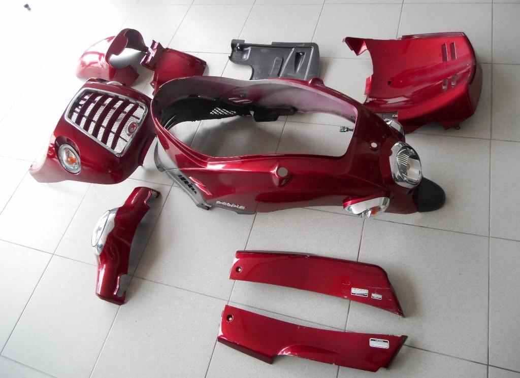 KYMCO PEOPLE 250 2001/2005 Bourgman kit πλαστικών Fairing-Κουστούμι σέλα και φανάρια εμπρός και πίσω σε άριστη κατάσταση!!!!. 