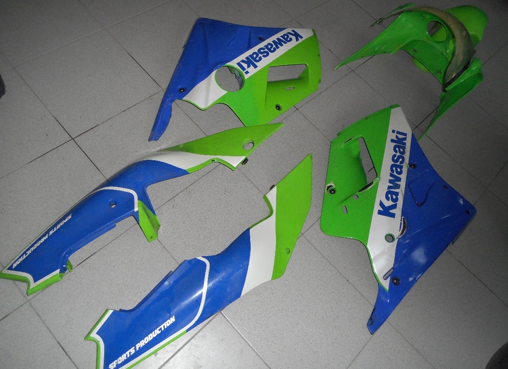 Kawasaki  ZXR 400 1990 μέρη από Fairing-κουστούμι διάφορα-πλαστικά!!!! 